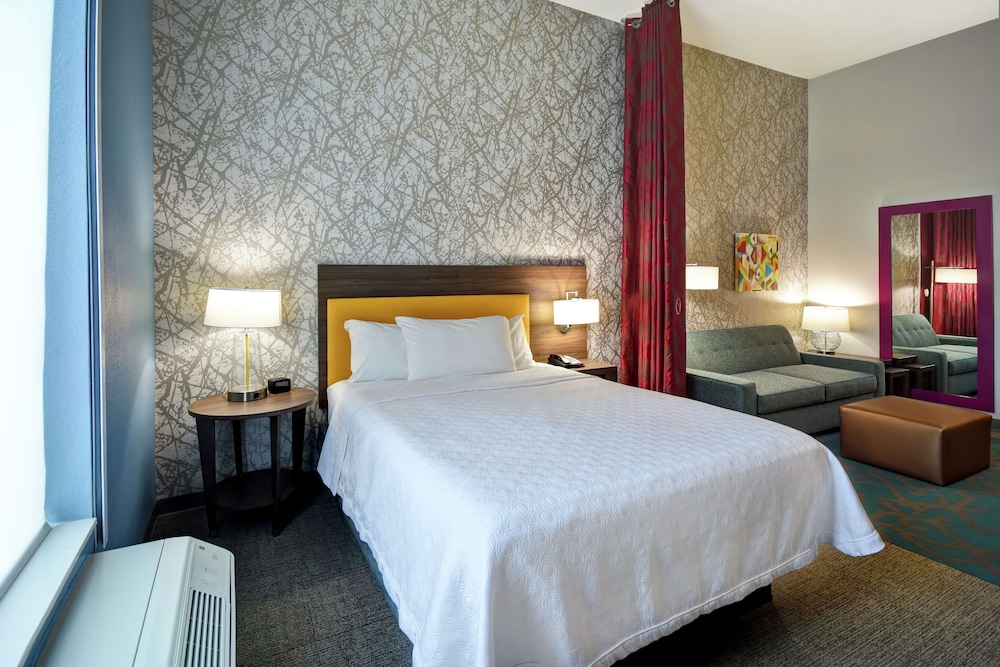 Suite, 1 King Bed, Accessible, Bathtub (Mobility & Hearing) photo 1