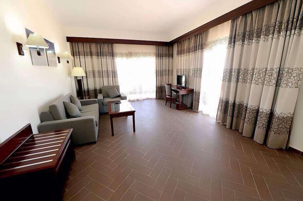 Triple Room, Pool View photo 3