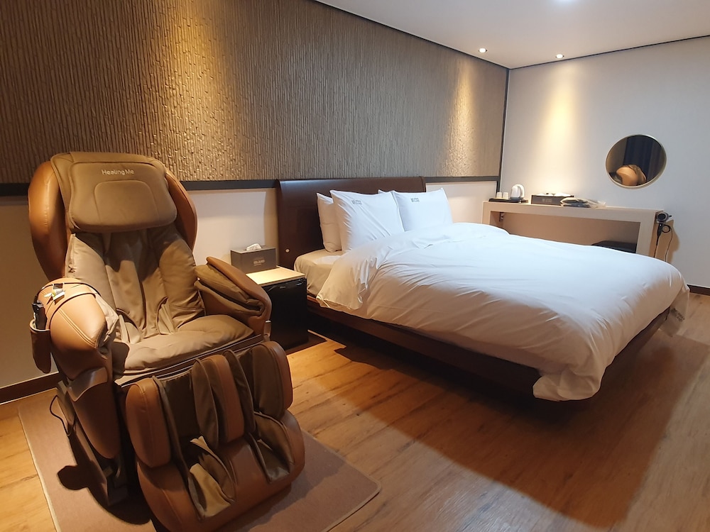 Deluxe Room, Non Smoking, Ocean View (massage chair) photo 2