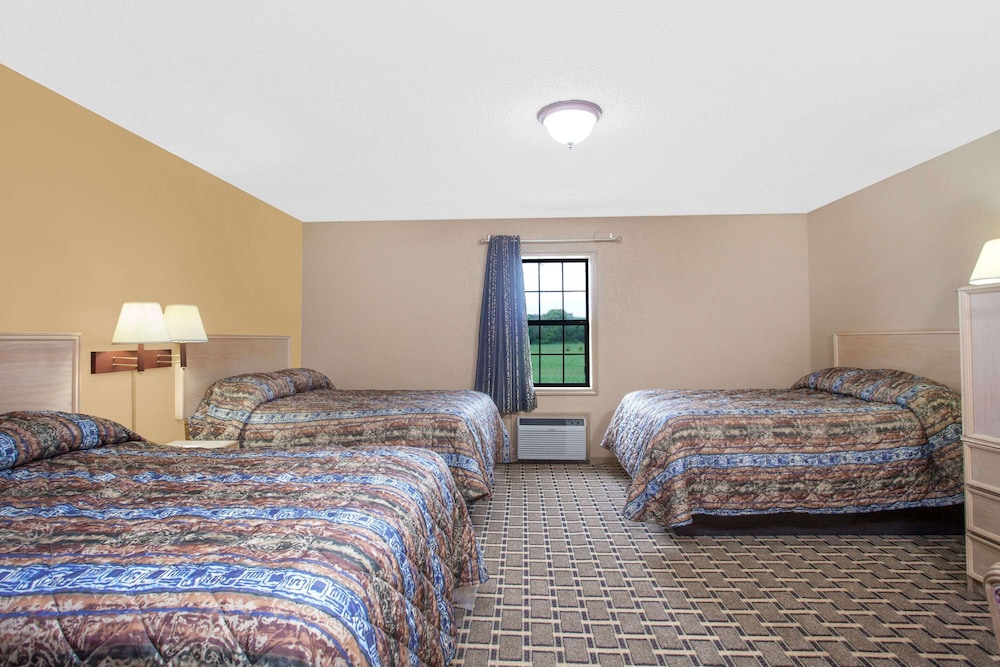 Room (3 Double Beds) photo 1
