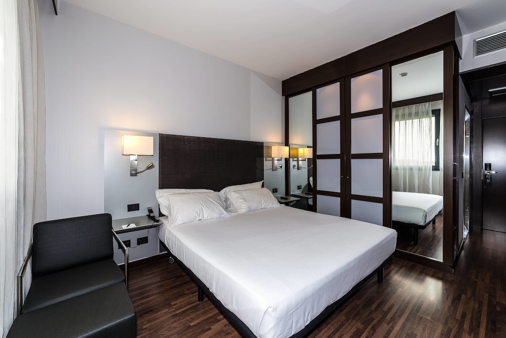 Standard Room, 1 King Bed - Photo 9