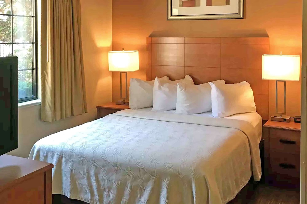 Deluxe Suite, Refrigerator & Microwave photo 1