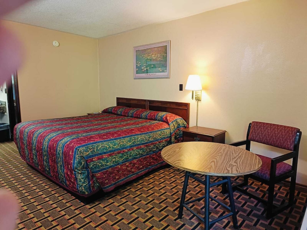 Room, 1 King Bed, Smoking photo 2