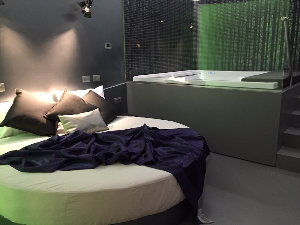 Suite, Jetted Tub