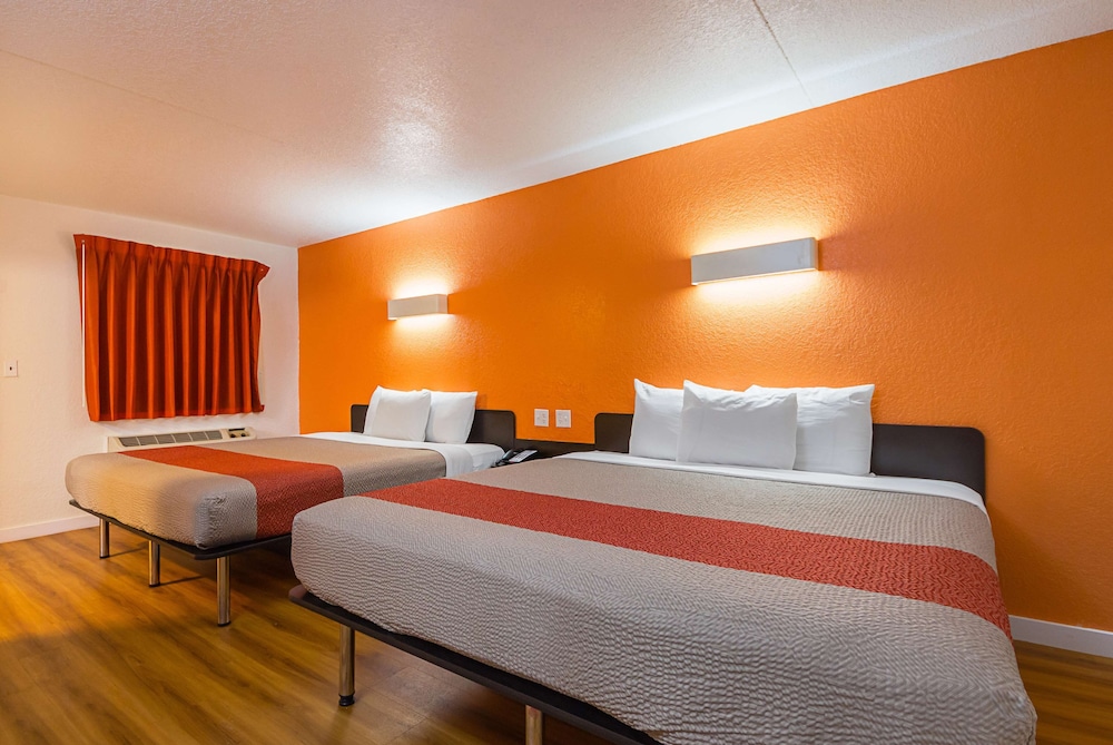 Standard Room, Multiple Beds, Non Smoking - Photo 3