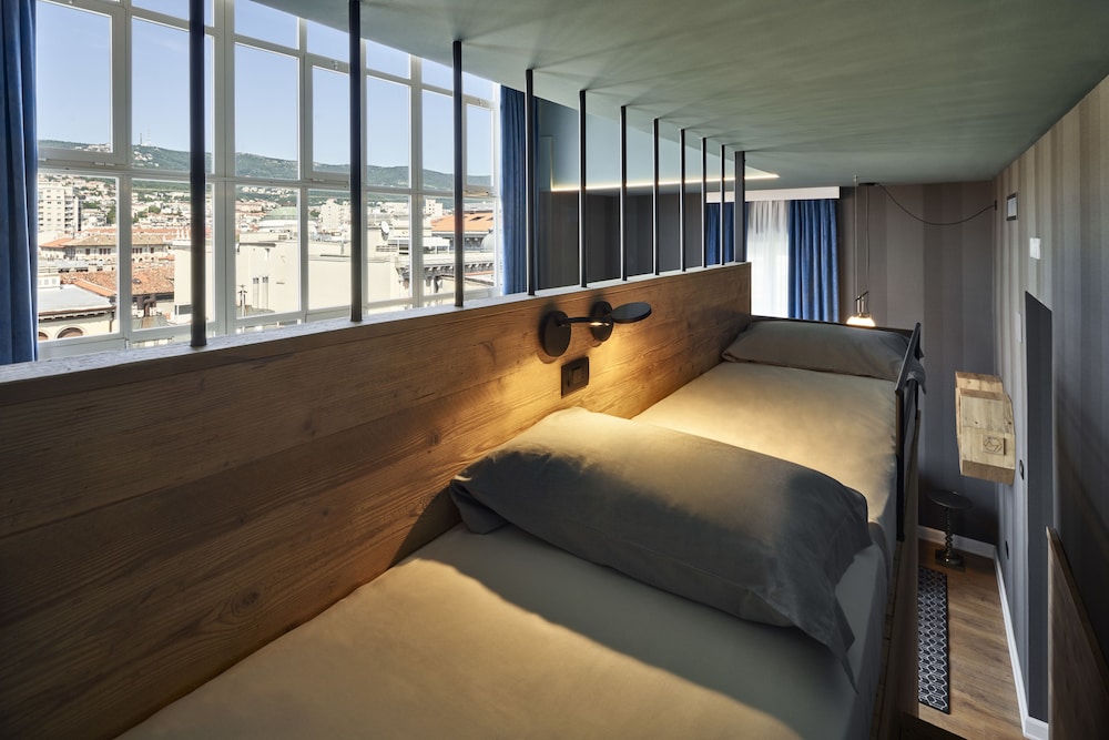 Panoramic Quadruple Room (Modernist King Panoramic) - Photo 6