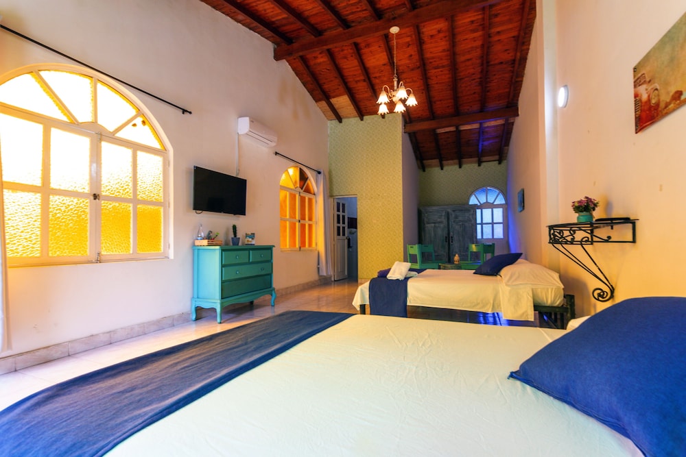 Quadruple Room (1 Queen and 2 Single Beds) photo 1