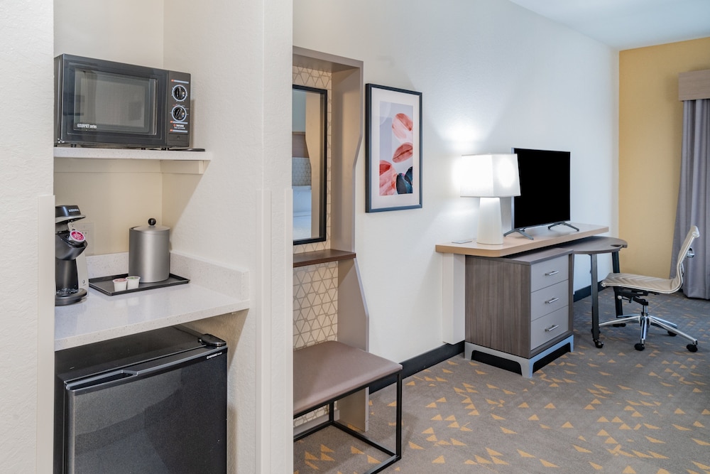 Premium Room, 1 King Bed (Top Floor) - Photo 11