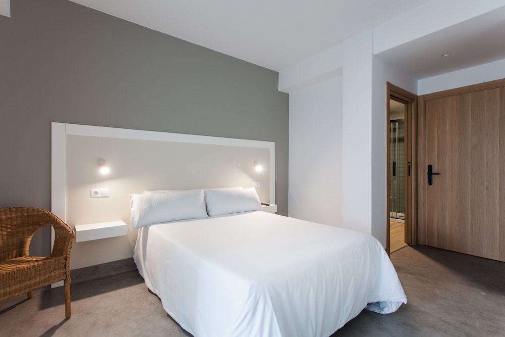 Basic Double or Twin Room, Bathtub