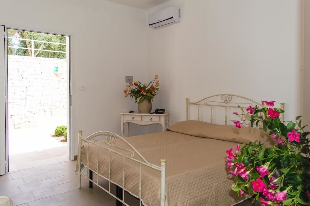 Classic Double or Twin Room, 1 Queen Bed, Garden View photo 3