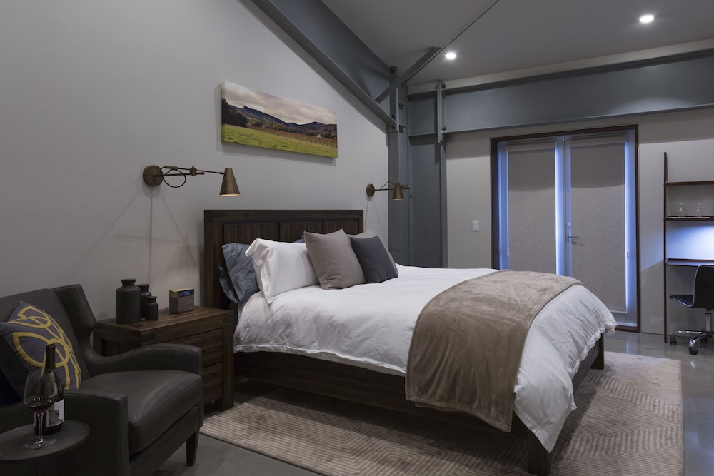 Deluxe Room, 1 King Bed, Non Smoking - Photo 1