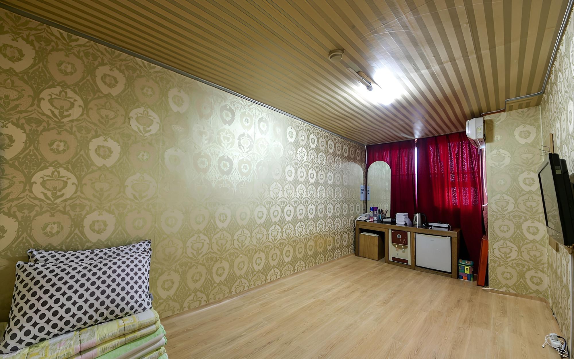 Room (Ondol Room)