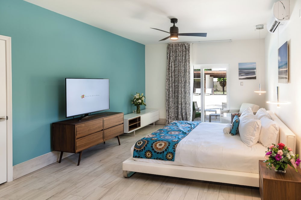Superior Suite, Poolside