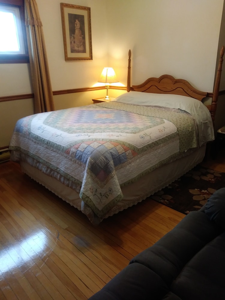 Deluxe Suite, 1 Queen Bed, Private Bathroom photo 1