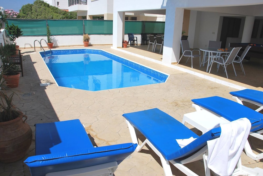 Villa, 5 Bedrooms, Smoking, Pool View photo 3