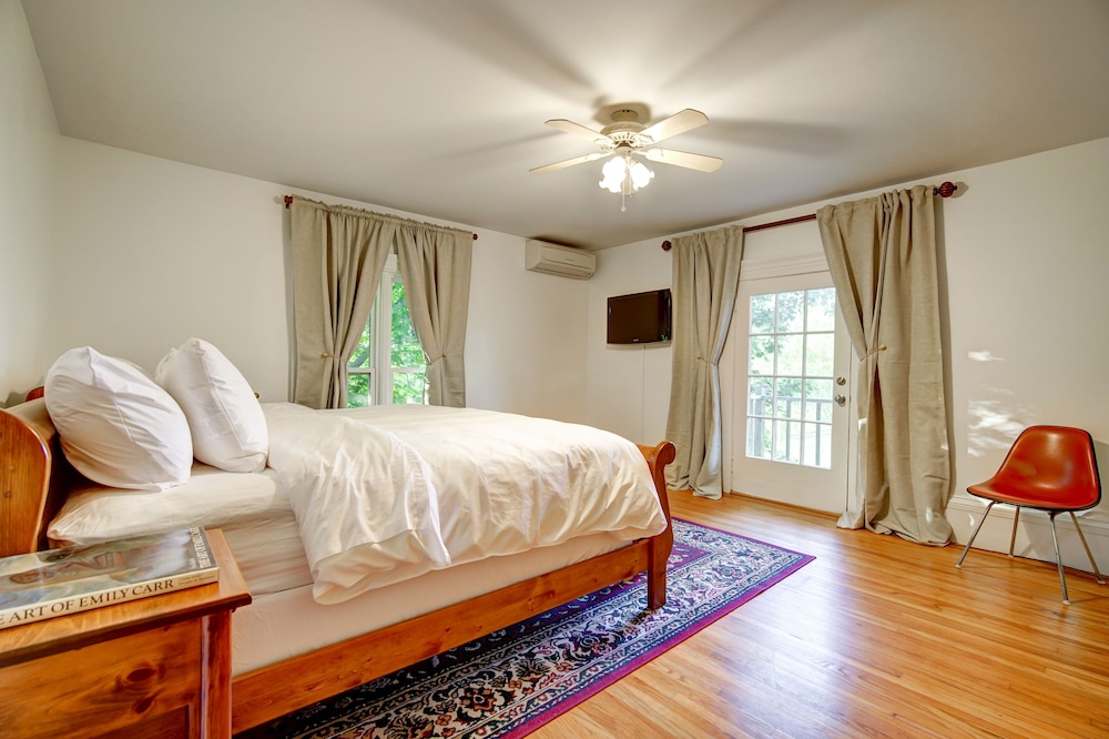 Classic Room, 1 King Bed, Terrace