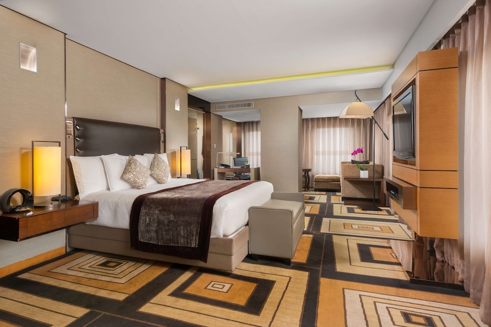 Executive Suite, 1 King Bed, Club Lounge Access