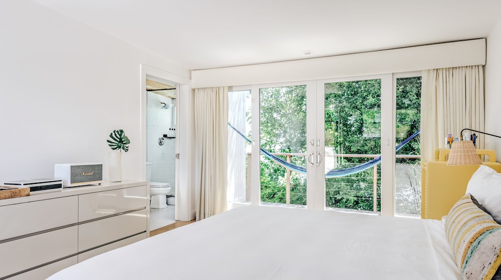 Standard Room, 1 King Bed, Terrace, Lake View photo 2