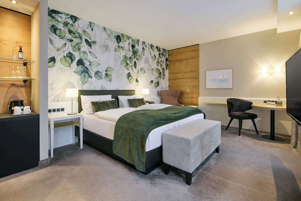 Premium Room, 1 Double Bed, Balcony, Park View (Converts to 2 Twin Beds) photo 3