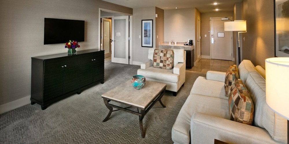 North Executive Suite, 1 King, Non-Smoking - Photo 1