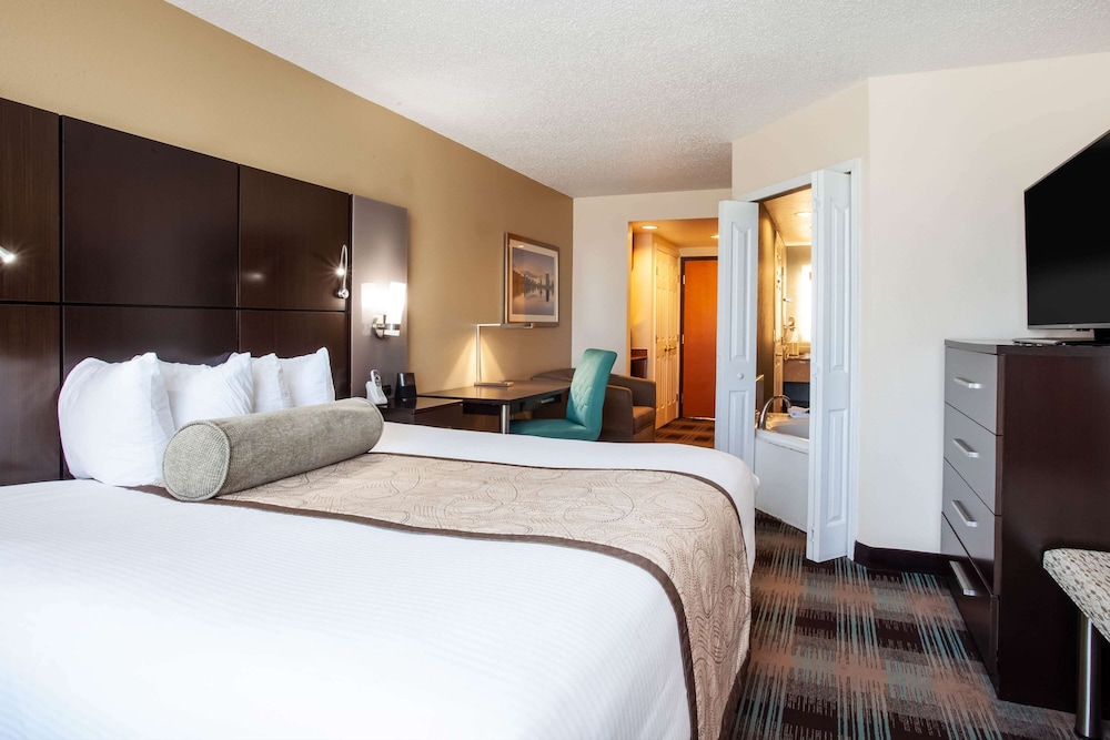 Superior Studio Suite, 1 King Bed, Non Smoking, Jetted Tub