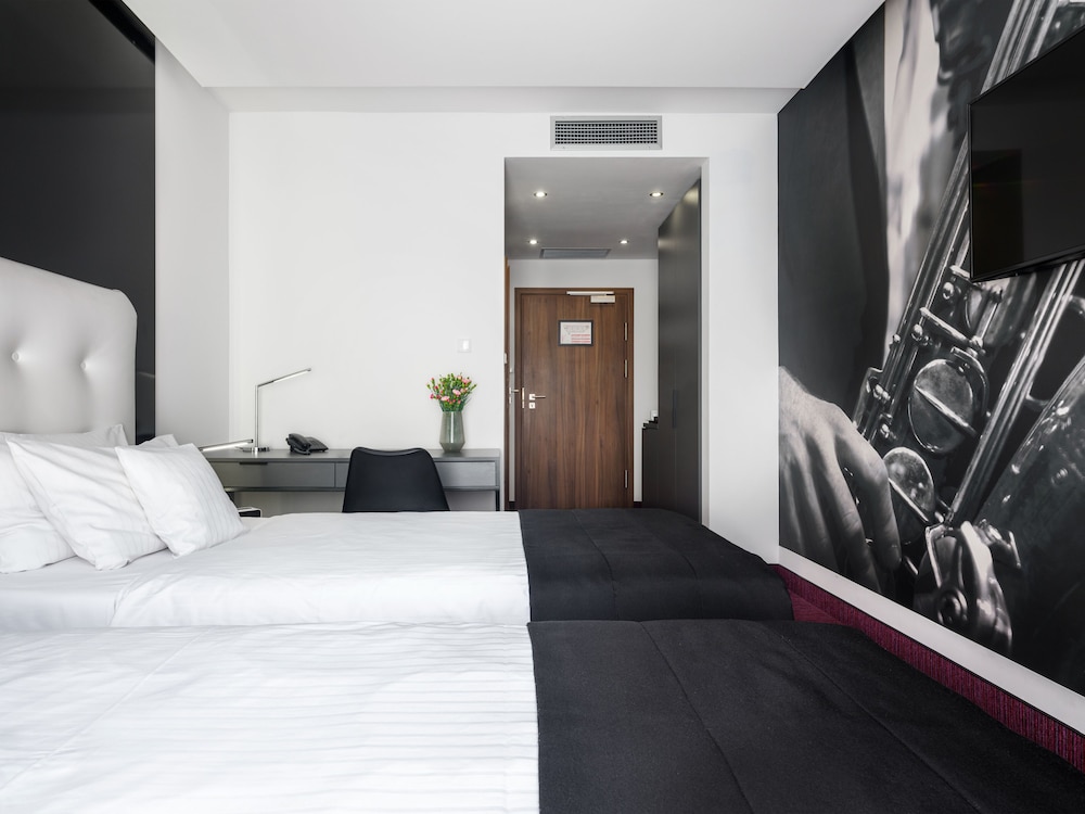 Premium Room, 2 Twin Beds, Non Smoking, Refrigerator - Photo 3