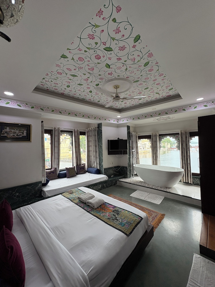 Premium Studio Suite, Accessible Bathtub, Lake View