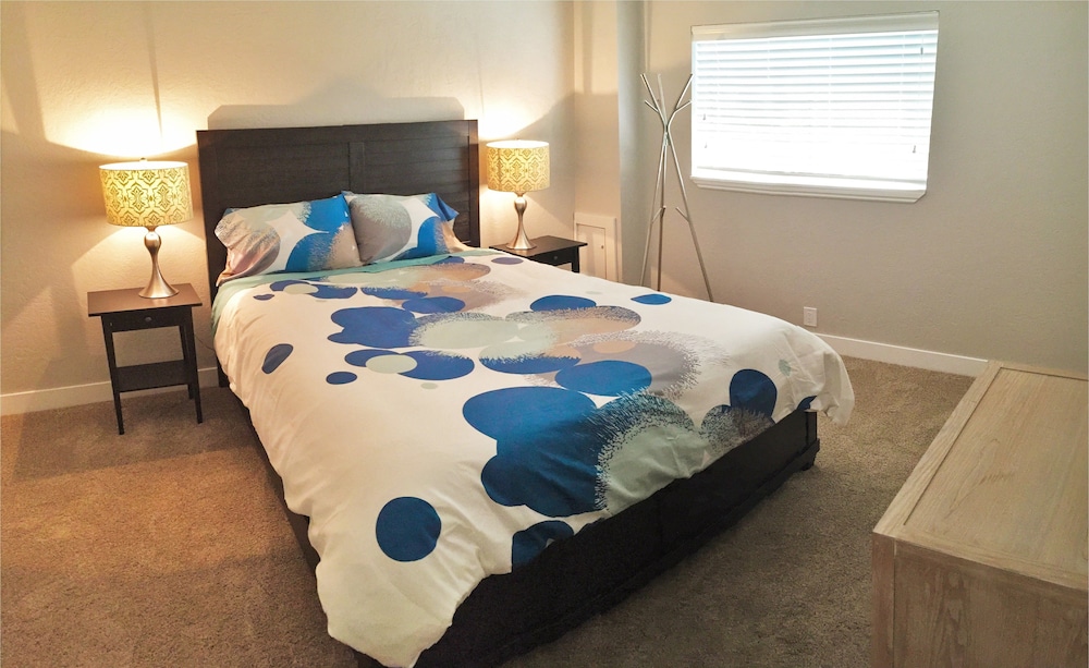 Deluxe House, Multiple Bedrooms, Kitchen, Mountain View