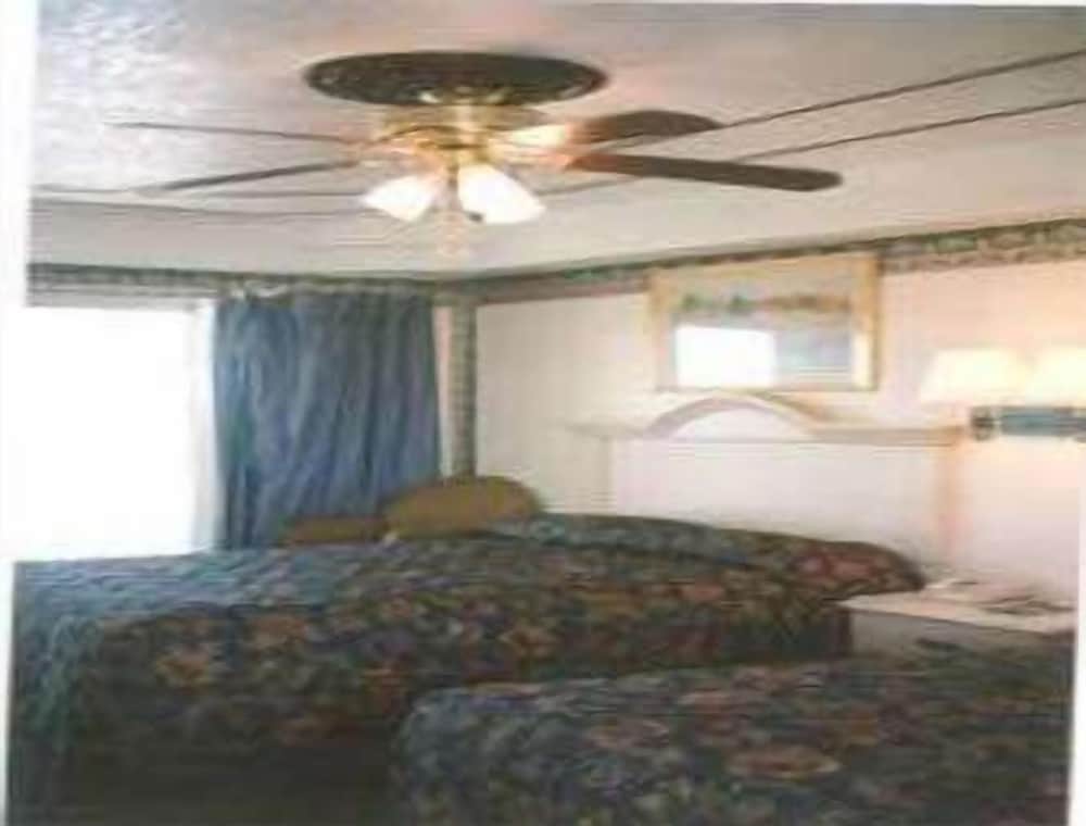 Room, 2 Queen Beds, Smoking - Photo 7