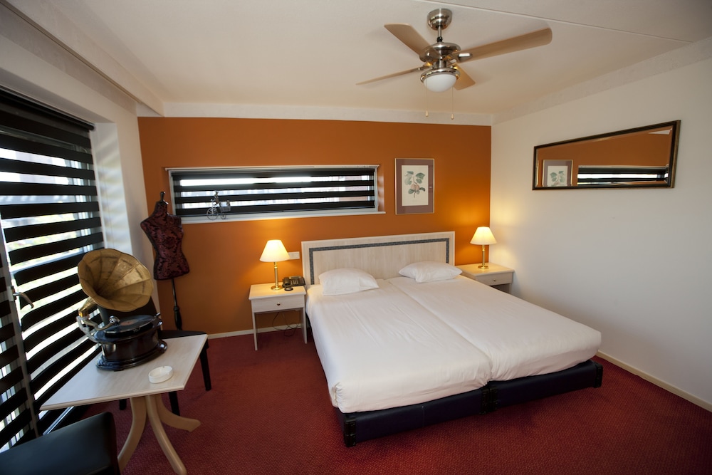 Deluxe Room, Bathtub photo 2