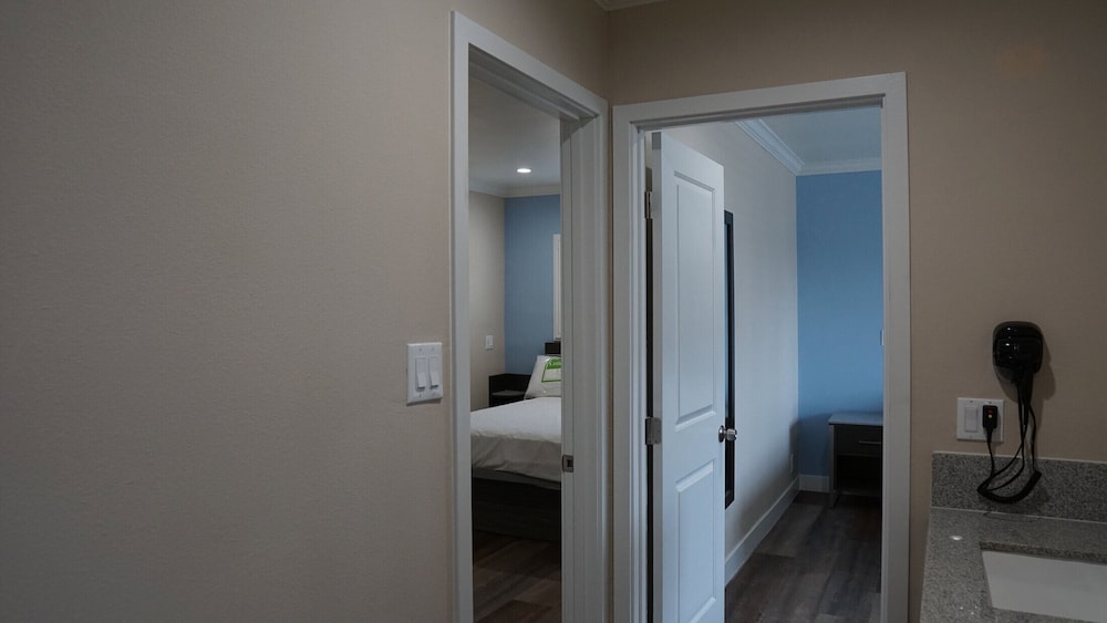 Family Room, Multiple Beds, Non Smoking - Photo 2