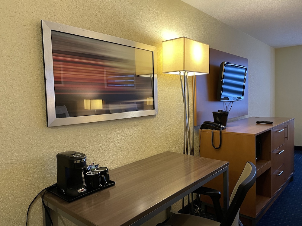 Room, 1 King Bed, Mobility Accessible photo 3
