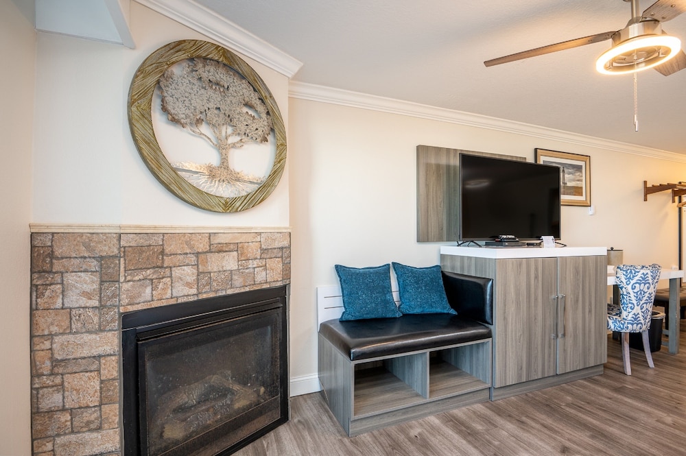 Deluxe Room, 1 King Bed, Jetted Tub, Oceanfront photo 3