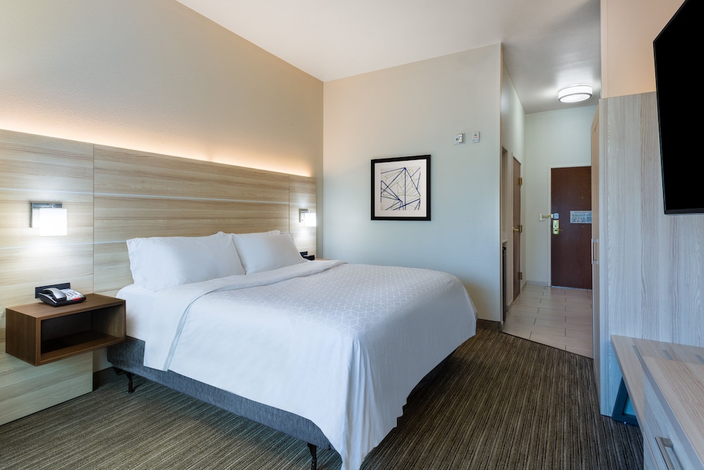 Standard Room, 1 King Bed (Walk-In Shower) - Photo 2