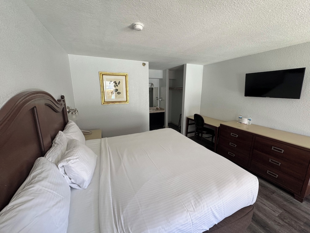 Superior Room, 1 King Bed, Non Smoking photo 2