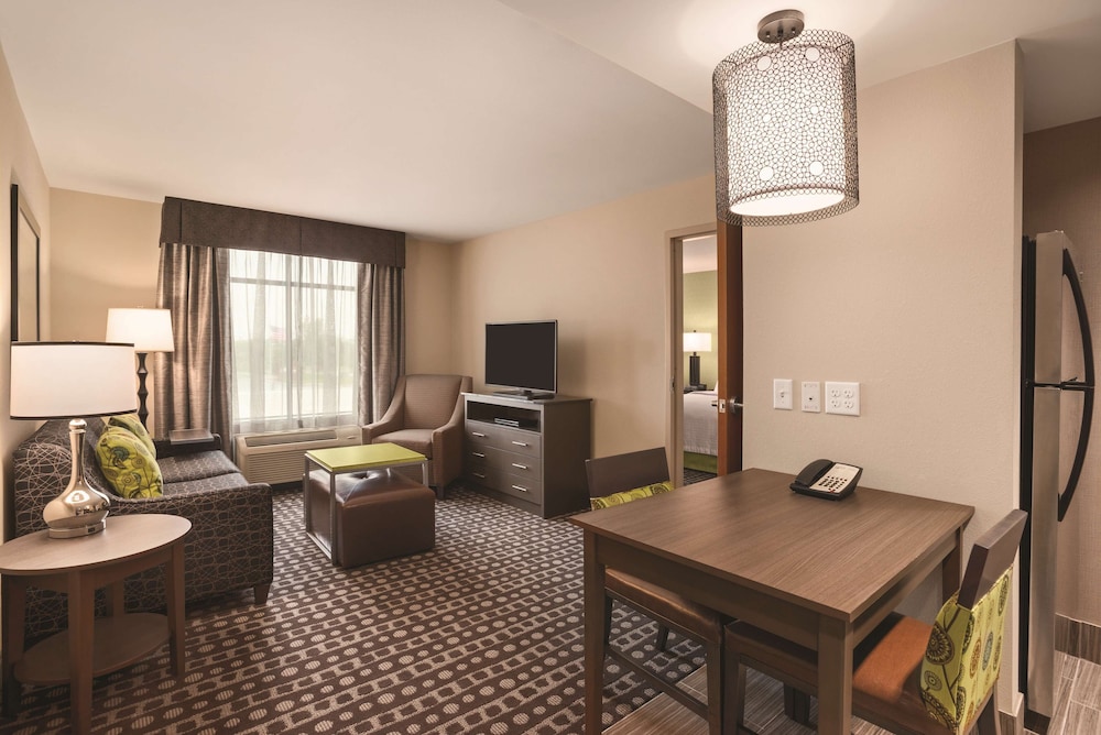 Suite, 1 King Bed, Accessible, Bathtub