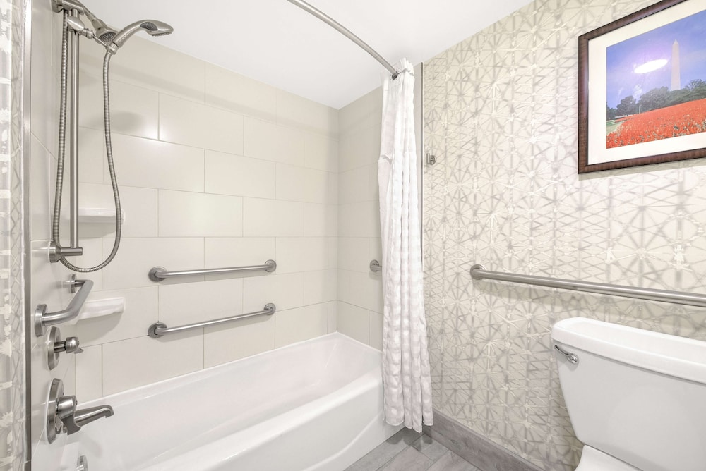 Suite, 1 King Bed with Sofa bed, Accessible, Bathtub - Photo 5
