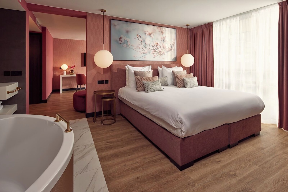 Suite, 1 King Bed photo 1