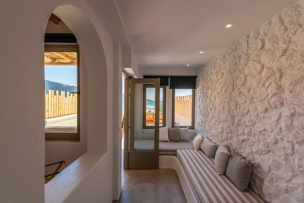 Superior Suite with Sea View and Outdoor Swimming Pool