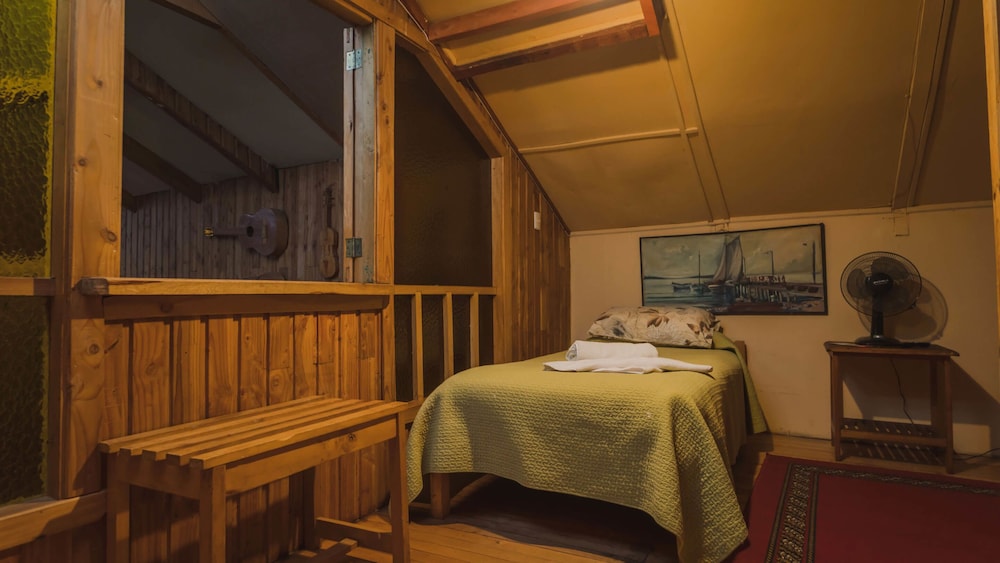 Standard Triple Room, 3 Twin Beds, Private Bathroom photo 2