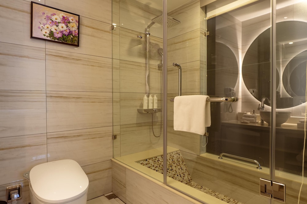 Premier Room, Multiple Beds, Non Smoking (with Sofabed) - Photo 3