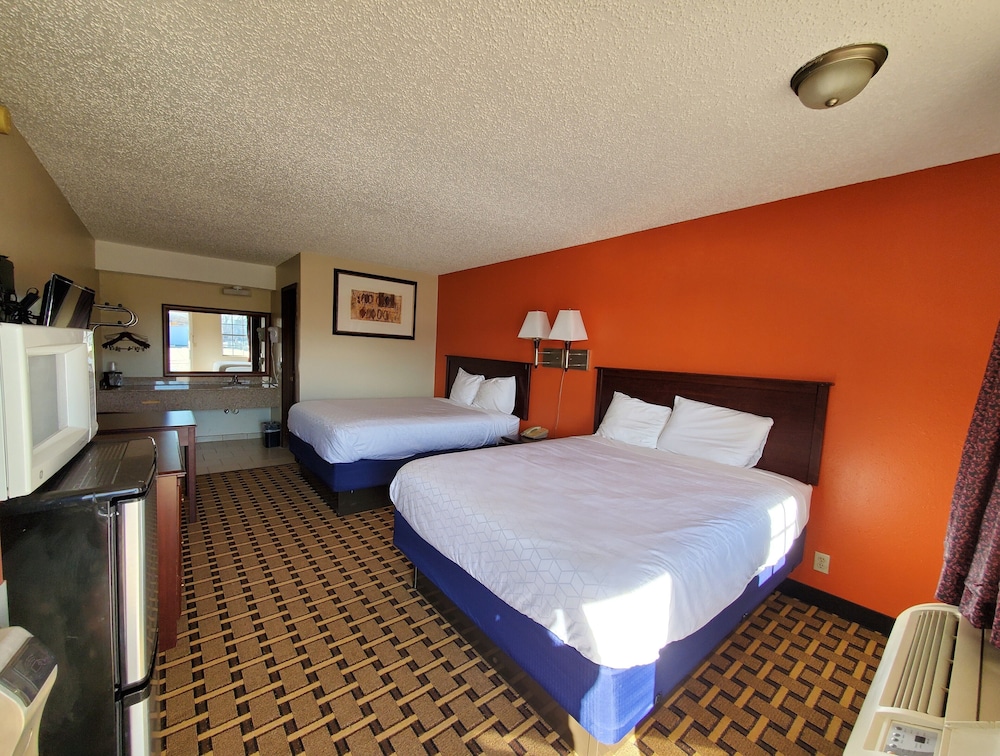 Comfort Room, 2 Queen Beds, Non Smoking photo 2