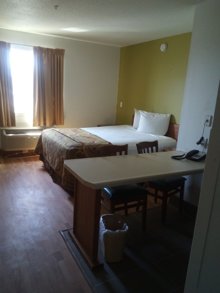 Basic Room, 1 Queen Bed, Non Smoking - Photo 4