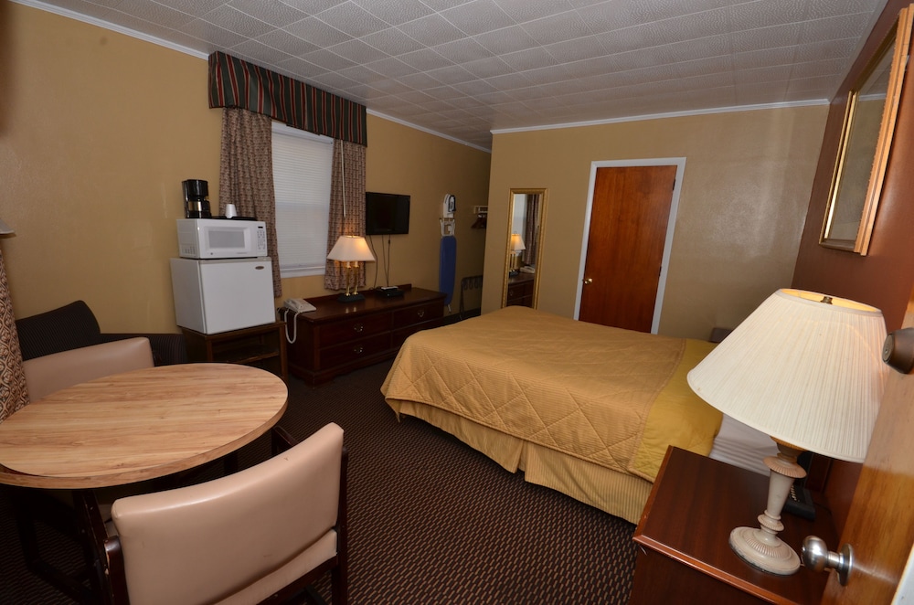 Standard Room, 1 King Bed, Non Smoking photo 2