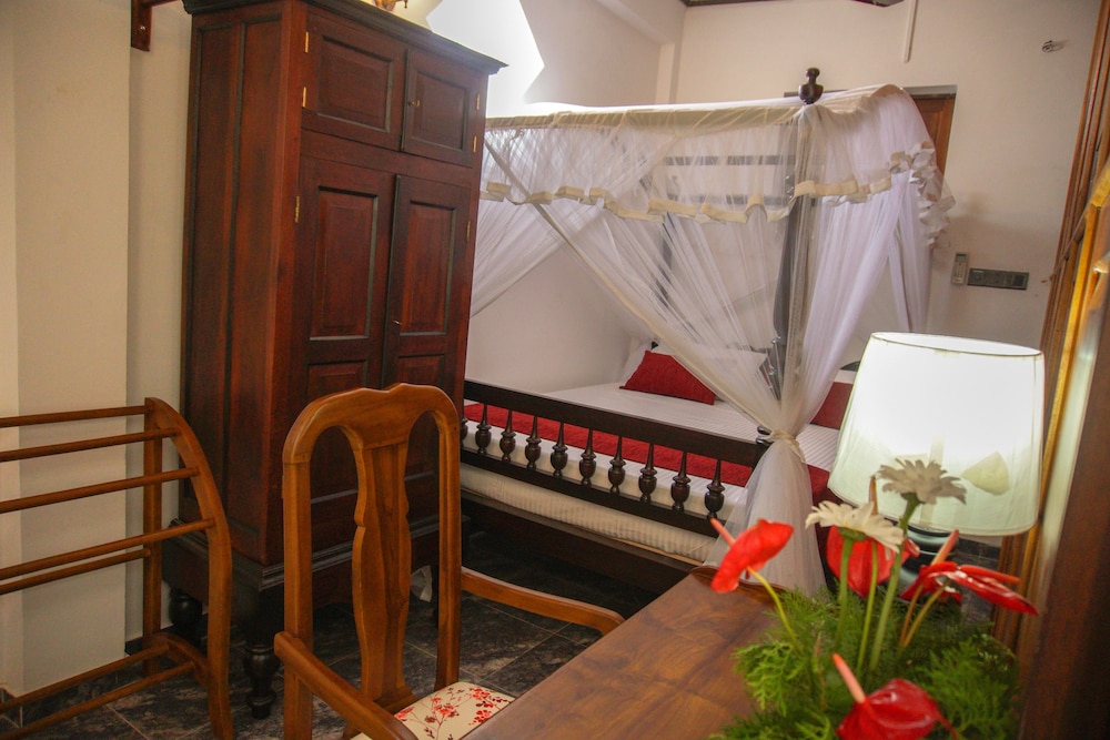 Basic Room, 1 Queen Bed photo 3