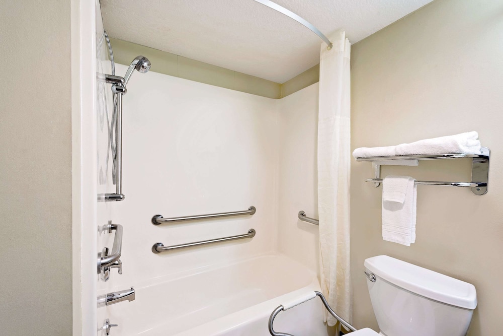 Standard Room, 1 Queen Bed, Accessible photo 3