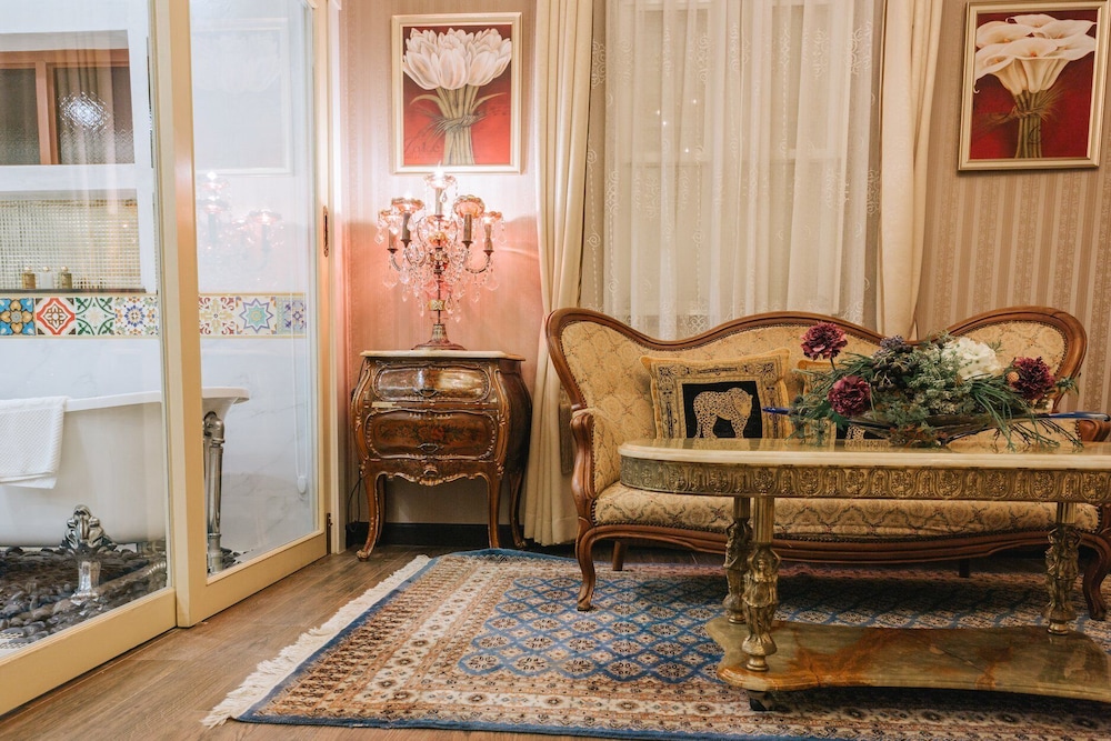 Junior Suite, 1 King Bed, Balcony, Garden View photo 3