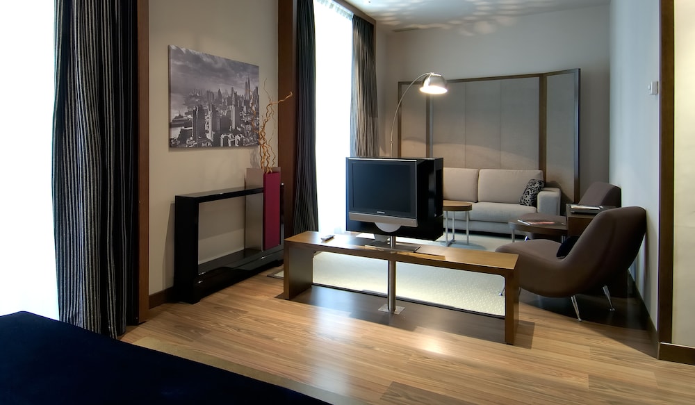 Junior Double Room Single Use thumbnail 5