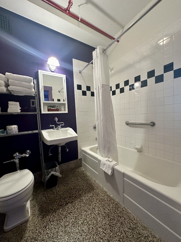 PET FRIENDLY-Signature Double Room, Accessible, Ensuite (Queen Double Mtn. View) photo 2