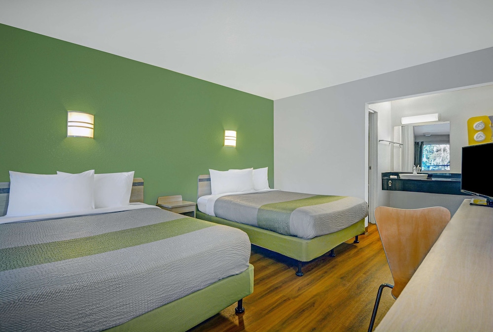 Deluxe Room, 2 Queen Beds, Non Smoking, Kitchenette photo 2